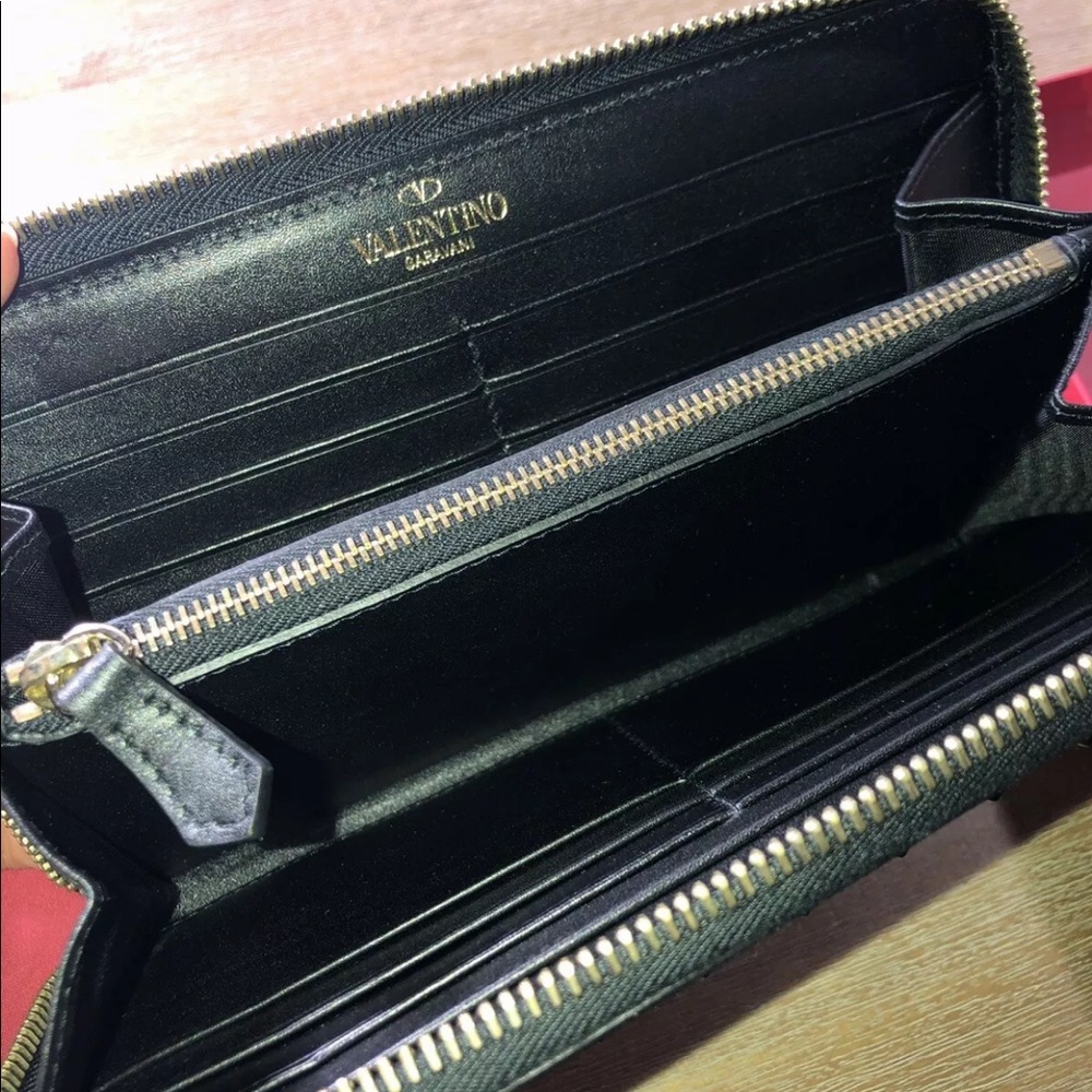 ❗️SOLD ❗️VALENTINO Rockstud Wallet